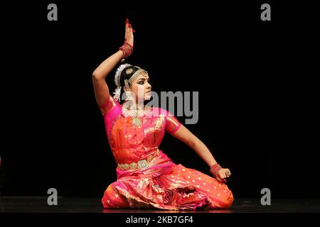 La ballerina Tamil Bharatnatyam esegue una danza espressiva durante il suo Arangegram a Scarborough, Ontario, Canada. Il Bharatnatyam Arangegram è la cerimonia di laurea in cui la ballerina esegue la sua prima esibizione solistica pubblica dopo aver completato anni di allenamento rigoroso. (Foto di Creative Touch Imaging Ltd./NurPhoto) Foto Stock