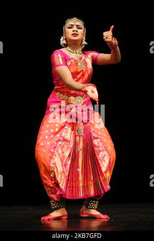 La ballerina Tamil Bharatnatyam esegue una danza espressiva durante il suo Arangegram a Scarborough, Ontario, Canada. Il Bharatnatyam Arangegram è la cerimonia di laurea in cui la ballerina esegue la sua prima esibizione solistica pubblica dopo aver completato anni di allenamento rigoroso. (Foto di Creative Touch Imaging Ltd./NurPhoto) Foto Stock