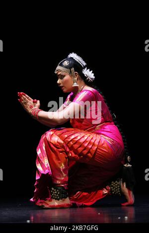 La ballerina Tamil Bharatnatyam esegue una danza espressiva durante il suo Arangegram a Scarborough, Ontario, Canada. Il Bharatnatyam Arangegram è la cerimonia di laurea in cui la ballerina esegue la sua prima esibizione solistica pubblica dopo aver completato anni di allenamento rigoroso. (Foto di Creative Touch Imaging Ltd./NurPhoto) Foto Stock