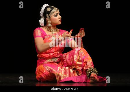 La ballerina Tamil Bharatnatyam esegue una danza espressiva durante il suo Arangegram a Scarborough, Ontario, Canada. Il Bharatnatyam Arangegram è la cerimonia di laurea in cui la ballerina esegue la sua prima esibizione solistica pubblica dopo aver completato anni di allenamento rigoroso. (Foto di Creative Touch Imaging Ltd./NurPhoto) Foto Stock