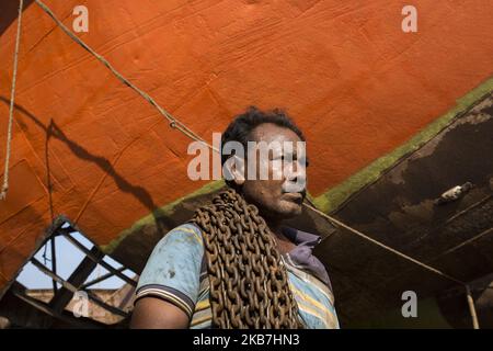 Il 04 ottobre 2019 lavoratore del Bangladesh lavora in un cantiere navale accanto al fiume Buriganga a Dhaka, Bangladesh. Ci sono ventotto cantieri che occupano 30,96 acri del litorale del Buriganga dove navi, lanci e piroscafi di varie dimensioni e forme sono costruiti e riparati continuano a funzionare per gli ultimi 50 anni senza alcuna autorizzazione o linee guida, inquinando il fiume e invadendo la riva del fiume, riducendo la sua navigabilità. (Foto di Zakir Hossain Chowdhury/NurPhoto) Foto Stock