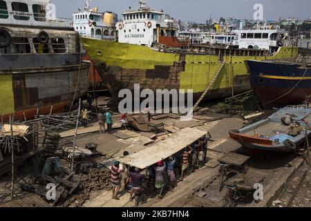 Il 04 ottobre 2019 lavoratore del Bangladesh lavora in un cantiere navale accanto al fiume Buriganga a Dhaka, Bangladesh. Ci sono ventotto cantieri che occupano 30,96 acri del litorale del Buriganga dove navi, lanci e piroscafi di varie dimensioni e forme sono costruiti e riparati continuano a funzionare per gli ultimi 50 anni senza alcuna autorizzazione o linee guida, inquinando il fiume e invadendo la riva del fiume, riducendo la sua navigabilità. (Foto di Zakir Hossain Chowdhury/NurPhoto) Foto Stock