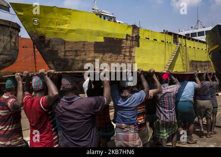 Il 04 ottobre 2019 lavoratore del Bangladesh lavora in un cantiere navale accanto al fiume Buriganga a Dhaka, Bangladesh. Ci sono ventotto cantieri che occupano 30,96 acri del litorale del Buriganga dove navi, lanci e piroscafi di varie dimensioni e forme sono costruiti e riparati continuano a funzionare per gli ultimi 50 anni senza alcuna autorizzazione o linee guida, inquinando il fiume e invadendo la riva del fiume, riducendo la sua navigabilità. (Foto di Zakir Hossain Chowdhury/NurPhoto) Foto Stock