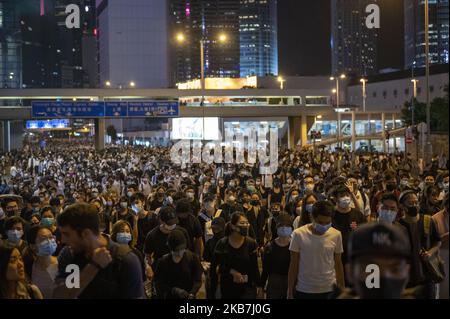 I manifestanti sono visti marciare nelle strade del centro di Hong Kong il 4 ottobre 2019, Hong Kong ha invocato per la prima volta poteri di emergenza in più di mezzo secolo per vietare maschere facciali per i manifestanti dopo mesi di disordini, Sollecitare i dimostranti ad occupare le strade del centro e costringere l'operatore della metropolitana a chiudere tutti i servizi verso la fine di venerdì. (Foto di Vernon Yuen/NurPhoto) Foto Stock