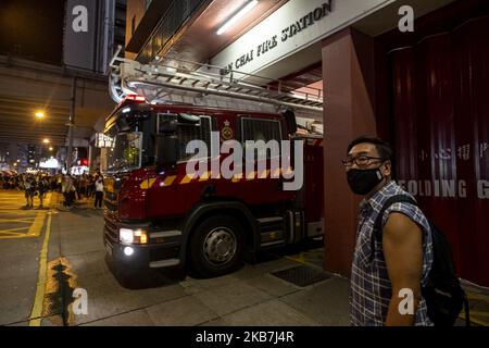 La gente protesta un divieto governativo sulle maschere facciali il 4 ottobre 2019 a Hong Kong, Cina. Il 4th ottobre 2019, l'Amministratore Delegato Carrie Lam dichiarò che indossare maschere facciali mentre partecipava a dimostrazioni anti-governative sarebbe illegale, punibile con una multa e un termine di prigione. Migliaia di manifestanti sono scesi in piazza per opporsi a questo annuncio, indossando maschere mentre marciavano attraverso l'isola di Hong Kong. Diverse aziende di proprietà cinese, tra cui banche e negozi, sono state attaccate da manifestanti a WAN Chai e Causeway Bay mentre la protesta si estendeva fino alla notte. (Foto Adryel Talamantes/NurPhoto) Foto Stock