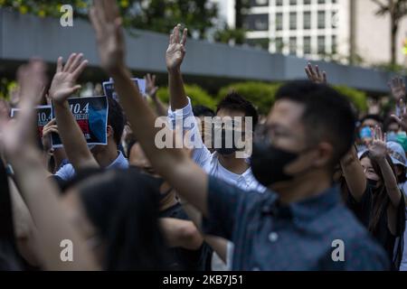 La gente protesta un divieto governativo sulle maschere facciali il 4 ottobre 2019 a Hong Kong, Cina. Il 4th ottobre 2019, l'Amministratore Delegato Carrie Lam dichiarò che indossare maschere facciali mentre partecipava a dimostrazioni anti-governative sarebbe illegale, punibile con una multa e un termine di prigione. Migliaia di manifestanti sono scesi in piazza per opporsi a questo annuncio, indossando maschere mentre marciavano attraverso l'isola di Hong Kong. Diverse aziende di proprietà cinese, tra cui banche e negozi, sono state attaccate da manifestanti a WAN Chai e Causeway Bay mentre la protesta si estendeva fino alla notte. (Foto Adryel Talamantes/NurPhoto) Foto Stock