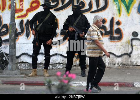 Militanti palestinesi della jihad islamica partecipano a una mostra militare che segna il 32nd° anniversario della fondazione dell'organizzazione, a Gaza City, il 5 ottobre 2019. (Foto di Majdi Fathi/NurPhoto) Foto Stock