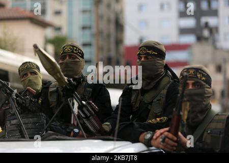 Militanti palestinesi della jihad islamica partecipano a una mostra militare che segna il 32nd° anniversario della fondazione dell'organizzazione, a Gaza City, il 5 ottobre 2019. (Foto di Majdi Fathi/NurPhoto) Foto Stock