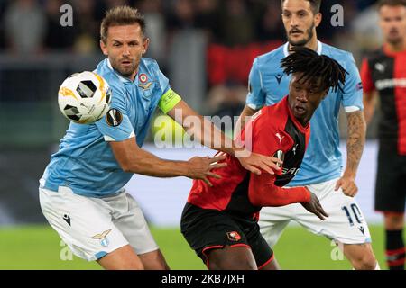 Eduardo Camavinga dello Stade Rennais FC lotta per la palla con il senad Lulic della SS Lazio durante la partita di Gruppo della UEFA Europa League 2019/2020 tra SS Lazio e lo Stato Rennais FC allo Stadio Olimpico il 03 ottobre 2019 a Roma. (Foto di Danilo di Giovanni/NurPhoto) Foto Stock