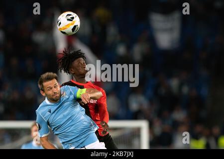 Eduardo Camavinga dello Stade Rennais FC lotta per la palla con il senad Lulic della SS Lazio durante la partita di Gruppo della UEFA Europa League 2019/2020 tra SS Lazio e lo Stato Rennais FC allo Stadio Olimpico il 03 ottobre 2019 a Roma. (Foto di Danilo di Giovanni/NurPhoto) Foto Stock