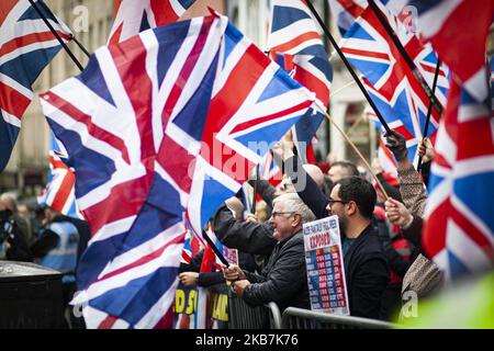 I sostenitori dell'indipendenza pro-scozzese marciano da Holyrood Park attraverso il centro della città a The Meadows for an All Under One banner (AUOB) marzo il 5 ottobre 2019 a Edimburgo, Scozia. Lo scopo degli organizzatori è quello di unificare attivisti indipendenti in tutta la Scozia organizzando marce e raduni, che hanno già tenuto raduni a Glasgow, Dumfries e Dundee. (Foto di Ewan Bootman/NurPhoto) Foto Stock