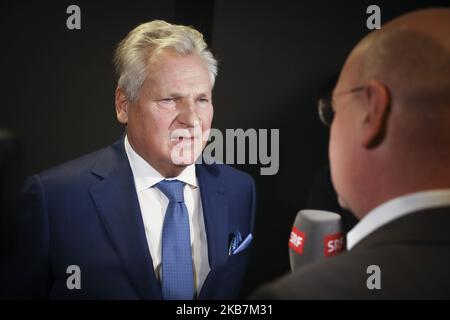 Aleksander Kwasniewski, ex presidente della Polonia, ha intervistato un giornalista SRF dopo la convenzione della campagna del partito di sinistra a Katowice, Polonia, il 5 ottobre 2019. (Foto di Beata Zawrzel/NurPhoto) Foto Stock