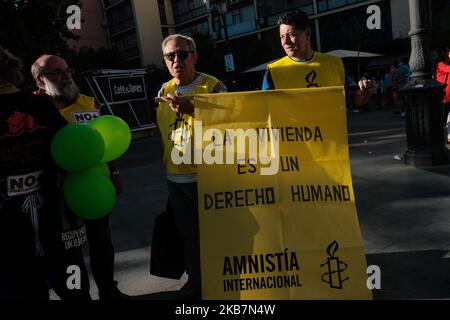 Migliaia di persone hanno distaccato una manifestazione per gli alloggi e contro gli sfratti per estirpare i fondi avvoltoio il 5 ottobre 2019 a Madrid, Spagna. (Foto di Antonio Navia/NurPhoto) Foto Stock