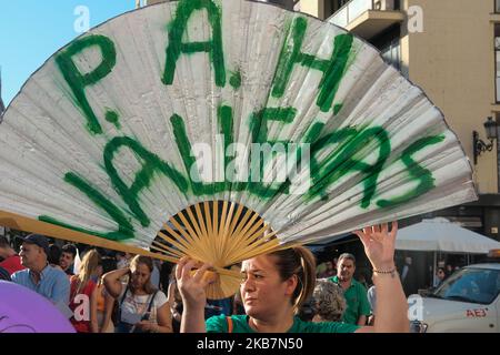 Migliaia di persone hanno distaccato una manifestazione per gli alloggi e contro gli sfratti per estirpare i fondi avvoltoio il 5 ottobre 2019 a Madrid, Spagna. (Foto di Antonio Navia/NurPhoto) Foto Stock