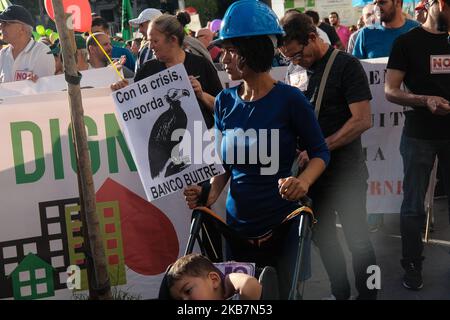 Migliaia di persone hanno distaccato una manifestazione per gli alloggi e contro gli sfratti per estirpare i fondi avvoltoio il 5 ottobre 2019 a Madrid, Spagna. (Foto di Antonio Navia/NurPhoto) Foto Stock