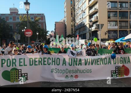 Migliaia di persone hanno distaccato una manifestazione per gli alloggi e contro gli sfratti per estirpare i fondi avvoltoio il 5 ottobre 2019 a Madrid, Spagna. (Foto di Antonio Navia/NurPhoto) Foto Stock