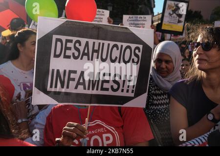 Migliaia di persone hanno distaccato una manifestazione per gli alloggi e contro gli sfratti per estirpare i fondi avvoltoio il 5 ottobre 2019 a Madrid, Spagna. (Foto di Antonio Navia/NurPhoto) Foto Stock