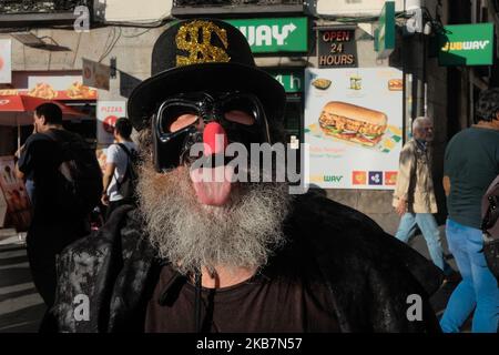 Migliaia di persone hanno distaccato una manifestazione per gli alloggi e contro gli sfratti per estirpare i fondi avvoltoio il 5 ottobre 2019 a Madrid, Spagna. (Foto di Antonio Navia/NurPhoto) Foto Stock