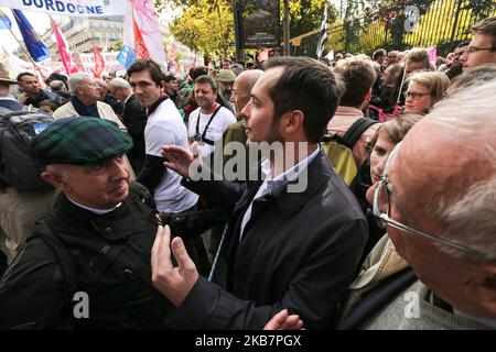 Il Segretario Generale del partito francese di estrema destra, Nicolas Bay (C), Segretario Generale del partito nazionale di estrema destra, partecipa a una protesta contro un piano governativo per consentire alle donne sole e alle lesbiche di rimanere incinte con trattamenti per la fertilità, il 6 ottobre 2019 a Parigi. L'Assemblea nazionale francese del 26 settembre 2019 ha votato a favore di un disegno di legge sulla bioetica che dà a tutte le donne l'accesso ai trattamenti per la fertilità, come la fecondazione in vitro, la procreazione medicalement assistee o la PMA nell'inseminazione francese e artificiale. Finora, solo le coppie eterosessuali hanno il diritto di usare metodi di procreazione medicalmente assistiti. (Foto di Mic Foto Stock