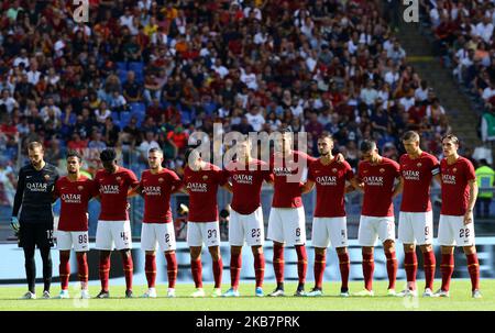 I giocatori di Roma durante il minuto di silenzio in memoria del proprietario del Sassuolo Giorgio Squinzi durante la Serie Una partita COME Roma contro Cagliari Calcio allo Stadio Olimpico di Roma il 6 ottobre 2019 (Foto di Matteo Ciambelli/NurPhoto) Foto Stock