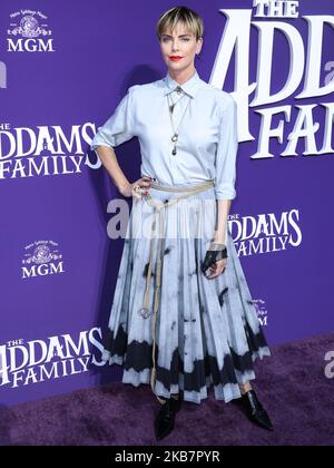 CENTURY CITY, LOS ANGELES, CALIFORNIA, USA - 06 OTTOBRE: L'attrice Charlize Theron Wiring Dior arriva alla prima mondiale della "famiglia Addrams" di MGM, tenutasi presso il Westfield Century City AMC il 6 ottobre 2019 a Century City, Los Angeles, California, Stati Uniti. (Foto di Xavier Collin/Image Press Agency/NurPhoto) Foto Stock