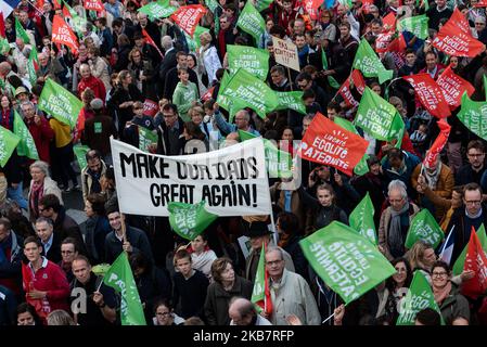 Sopra la processione di migliaia di manifestanti che marciavano per le strade di Parigi sventolando le bandiere del Manif pour Tous, altri contro GS su cui possiamo leggere lo slogan 'Liberté Egalité Paternité' e un grande banner su cui possiamo leggere 'Rendi il nostro papà Grande di nuovo' la domenica, 6 ottobre 2019, dove diverse decine di migliaia di persone (tra il 75000 e il 600000) hanno risposto alla chiamata del movimento 'la Manif pour Tous' di partecipare a Parigi alla grande mobilitazione intitolata 'Marchons Enfants' per protestare contro la legge bioetica legalizzando il PMA (Proréation Médicalement Assistée) a homos Foto Stock