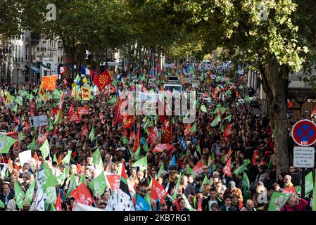 Una visione d'alto livello della processione di migliaia di manifestanti che marciano per le strade di Parigi sventolando le bandiere del Manif pour Tous e di altri contro il GPA sotto lo slogan 'Liberté Egalité Paternité' domenica 6 ottobre 2019, dove diverse decine di migliaia di persone (Tra il 75.000 e il 600.000) ha risposto all'appello del movimento 'Manif pour Tous' di partecipare a Parigi alla grande mobilitazione intitolata 'Marchons Enfants' per protestare contro la legge sulla bioetica legalizzando il PMA (procreazione medicalmente assistita) alle coppie omosessuali. (Foto di Samuel Boivin/NurPhoto) Foto Stock