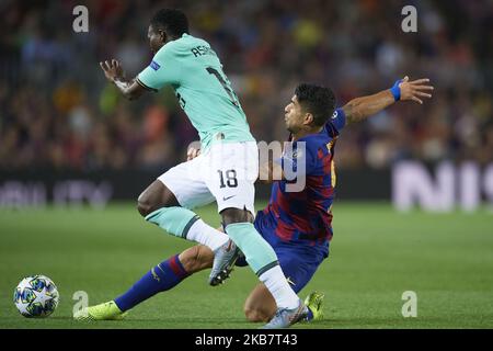 Luis Suarez di Barcellona e Kwadwo Asamoah dell'Inter di Milano si sfidano per la palla durante la partita di gruppo F della UEFA Champions League tra FC Barcelona e Inter a Camp Nou il 2 ottobre 2019 a Barcellona, Spagna. (Foto di Jose Breton/Pics Action/NurPhoto) Foto Stock