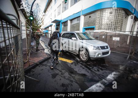 Il centro storico di Quito si è svegliato protetto dalle forze armate dell'Ecuador il 7 ottobre 2019. In uno stato d'eccezione, Lenin Moeno e il Ministro della Difesa legittimano l'uso della violenza. Diversi carri armati di guerra sono entrati nelle vicinanze di Carondelet.(Foto di Rafael Rodriguez/NurPhoto) Foto Stock