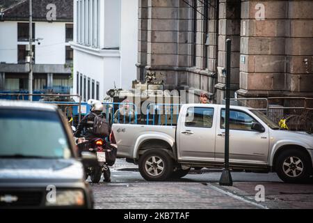 Il centro storico di Quito si è svegliato protetto dalle forze armate dell'Ecuador il 7 ottobre 2019. In uno stato d'eccezione, Lenin Moeno e il Ministro della Difesa legittimano l'uso della violenza. Diversi carri armati di guerra sono entrati nelle vicinanze di Carondelet.(Foto di Rafael Rodriguez/NurPhoto) Foto Stock