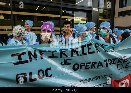 Dimostrazione di infermieri di sala operatoria al di fuori dell'agenzia sanitaria regionale a Lione, in Francia, il 7 ottobre 2019, per chiedere migliori condizioni di lavoro. (Foto di Nicolas Liponne/NurPhoto) Foto Stock