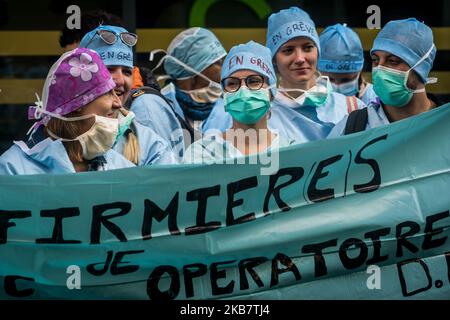 Dimostrazione di infermieri di sala operatoria al di fuori dell'agenzia sanitaria regionale a Lione, in Francia, il 7 ottobre 2019, per chiedere migliori condizioni di lavoro. (Foto di Nicolas Liponne/NurPhoto) Foto Stock