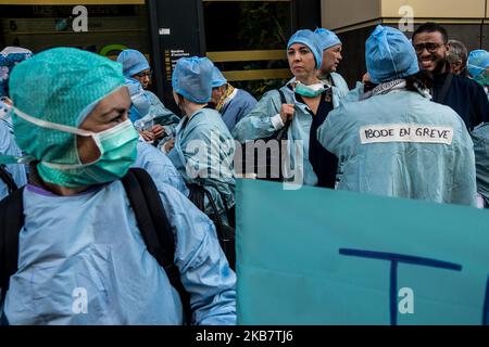 Dimostrazione di infermieri di sala operatoria al di fuori dell'agenzia sanitaria regionale a Lione, in Francia, il 7 ottobre 2019, per chiedere migliori condizioni di lavoro. (Foto di Nicolas Liponne/NurPhoto) Foto Stock