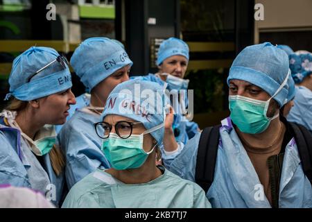 Dimostrazione di infermieri di sala operatoria al di fuori dell'agenzia sanitaria regionale a Lione, in Francia, il 7 ottobre 2019, per chiedere migliori condizioni di lavoro. (Foto di Nicolas Liponne/NurPhoto) Foto Stock