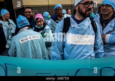 Dimostrazione di infermieri di sala operatoria al di fuori dell'agenzia sanitaria regionale a Lione, in Francia, il 7 ottobre 2019, per chiedere migliori condizioni di lavoro. (Foto di Nicolas Liponne/NurPhoto) Foto Stock