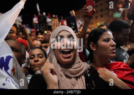 Una sostenitrice femminile del partito Ennahda, canta slogan mentre assiste al discorso di Rached Ghannouchi, leader del partito islamico tunisino Ennahda, tenuto fuori dalla sede del partito, per celebrare la vittoria nelle elezioni legislative della Tunisia rivendicata dopo un sondaggio di uscita di Sigma Conseil trasmesso dalla televisione di Stato, a Tunisi, Tunisia 6 ottobre 2019. (Foto di Chardy ben Ibrahim/NurPhoto) Foto Stock