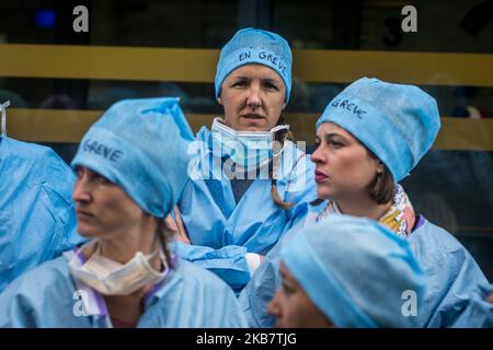 Dimostrazione di infermieri di sala operatoria al di fuori dell'agenzia sanitaria regionale a Lione, in Francia, il 7 ottobre 2019, per chiedere migliori condizioni di lavoro. (Foto di Nicolas Liponne/NurPhoto) Foto Stock