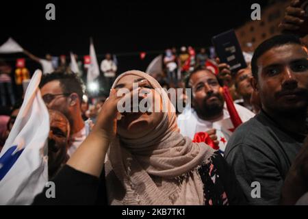 Una donna sostenitrice si è recata al discorso di Rached Ghannouchi, leader del partito islamico tunisino Ennahda, tenuto fuori dalla sede del partito, per celebrare la vittoria nelle elezioni legislative della Tunisia rivendicata dopo un sondaggio di uscita di Sigma Conseil trasmesso dalla televisione di stato, a Tunisi, Tunisia, il 6 ottobre 2019. (Foto di Chardy ben Ibrahim/NurPhoto) Foto Stock