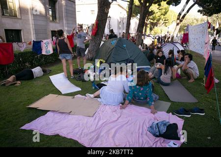 People of Extinction Rebellion Spain and 2020 Rebellion for the Climate protesta di fronte al Ministero della transizione ecologica, a Madrid, Spagna, il 7 ottobre 2019. Regno Unito. Extinction Rebellion è un gruppo di cambiamento climatico iniziato nel 2018 e ha ottenuto un enorme seguito di persone impegnate in proteste pacifiche. Queste proteste stanno evidenziando che il governo non sta facendo abbastanza per evitare cambiamenti climatici catastrofici e per chiedere al governo di intraprendere azioni radicali per salvare il pianeta. (Foto di Oscar Gonzalez/NurPhoto) Foto Stock