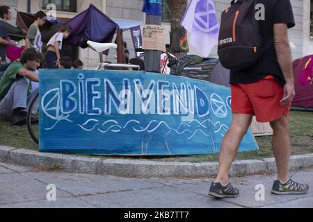 People of Extinction Rebellion Spain and 2020 Rebellion for the Climate protesta di fronte al Ministero della transizione ecologica, a Madrid, Spagna, il 7 ottobre 2019. Regno Unito. Extinction Rebellion è un gruppo di cambiamento climatico iniziato nel 2018 e ha ottenuto un enorme seguito di persone impegnate in proteste pacifiche. Queste proteste stanno evidenziando che il governo non sta facendo abbastanza per evitare cambiamenti climatici catastrofici e per chiedere al governo di intraprendere azioni radicali per salvare il pianeta. (Foto di Oscar Gonzalez/NurPhoto) Foto Stock