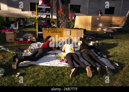 People of Extinction Rebellion Spain and 2020 Rebellion for the Climate protesta di fronte al Ministero della transizione ecologica, a Madrid, Spagna, il 7 ottobre 2019. Regno Unito. Extinction Rebellion è un gruppo di cambiamento climatico iniziato nel 2018 e ha ottenuto un enorme seguito di persone impegnate in proteste pacifiche. Queste proteste stanno evidenziando che il governo non sta facendo abbastanza per evitare cambiamenti climatici catastrofici e per chiedere al governo di intraprendere azioni radicali per salvare il pianeta. (Foto di Oscar Gonzalez/NurPhoto) Foto Stock