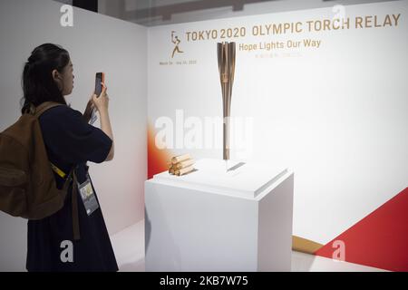 La torcia delle Olimpiadi di Tokyo 2020, da utilizzare durante la staffetta, è stata vista durante l'Osaka Summit del G20 presso il centro stampa di INTEX Osaka, Giappone, il 29 giugno 2019. (Foto di Yichuan Cao/NurPhoto) Foto Stock