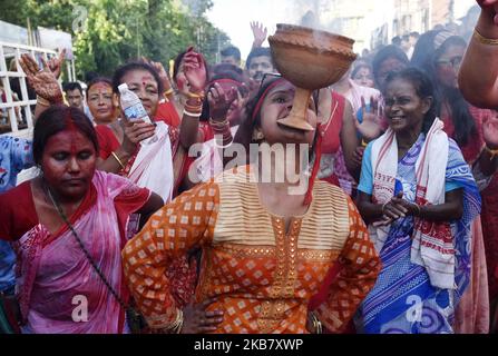 I devoti ballano mentre gli indù immergono un idolo della dea Durga nel fiume Brahmaputra durante il Dusshera o Vijaya Dashami Festival, l'ultimo giorno del Durga Puja Festival a Guwahati, Assam, India, il 8 ottobre 2019. Durga Puja, il festival indù annuale che coinvolge il culto della dea Durga che simboleggia il potere e il trionfo del bene sul male nella mitologia indù, culmina nell'immersione degli idoli in corpi d'acqua. (Foto di David Talukdar/NurPhoto) Foto Stock