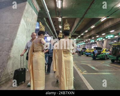 Bangkok, Thailandia, 08 Ottobre 2019 : modelli di Bangkok a piedi presso l'Aeroporto Internazionale di Bangkok. Vista della vita quotidiana alla città di Bangkok in Thailandia. Anche se una delle città più inquinate del mondo, Bangkok è una delle città più vivide del mondo. (Foto di Donal Husni/NurPhoto) Foto Stock