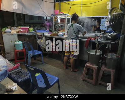Bangkok, Thailandia, 08 ottobre 2019 :cibo di strada a Bangkok. Vista della vita quotidiana alla città di Bangkok in Thailandia. Anche se una delle città più inquinate del mondo, Bangkok è una delle città più vivide del mondo. (Foto di Donal Husni/NurPhoto) Foto Stock