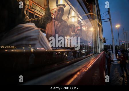 I turisti scattano foto ricordo con un tram rosso vecchio stile in Piazza Taksim e Via Istiklal in una giornata piovosa e fredda. La zona di Taksim di Istanbul è famosa per i suoi negozi, ristoranti, caffè, bar e discoteche 08 ottobre 2019, Istanbul, Turchia Istanbul (Foto di Momen Faiz/NurPhoto) Foto Stock