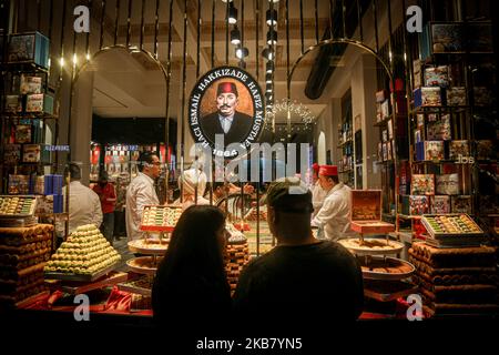 I turisti guardano i dolci Hafiz Mustafa famosi dal 1864 Via Istiklal in una giornata piovosa e fredda Taksim zona a Istanbul è famosa per lo shopping, ristoranti, caffè, bar e club da ballo 08 Ott 2019, Istanbul, Turchia Istanbul (Foto di Momen Faiz/NurPhoto) Foto Stock