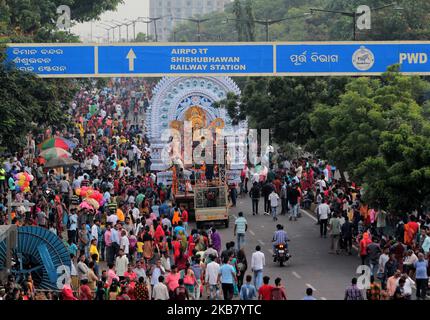 La dea Durga e gli altri idoli sono visti sulla strada come devoti che girano intorno a loro mentre prendono parte alla processione di immersione di massa dopo la fine del 10 giorni Durga Puja festival nella parte orientale dello stato indiano Odisha capitale Bhubaneswar, il 8 ottobre 2019. (Foto di Str/NurPhoto) Foto Stock