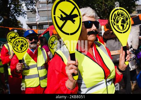 I membri del movimento attivista per il cambiamento climatico Extinction Rebellion (XR) vestiti come controllori del traffico aereo, con pale che portano logo anti-aviazione, si sono dimostrati a Victoria Street il terzo giorno della 'ribellione Internazionale' del gruppo a Londra, in Inghilterra, il 9 ottobre 2019. Gli agenti di polizia oggi hanno continuato a sgombrare manifestanti e tende dai siti di Westminster, mentre ieri gli attivisti sono stati avvertiti che devono trasferirsi in un'area di protesta designata intorno alla colonna di Nelson a Trafalgar Square o essere arrestati. Blocchi simili di Extinction Rebellion nel mese di aprile, in siti tra cui Oxfo Foto Stock