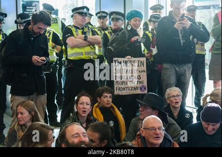 Gli attivisti ambientali della rivolta di estinzione occupano la City Airport DLR Station a Londra il 10 ottobre 2019 a Londra, Inghilterra. I manifestanti intendono bloccare l’aeroporto di Londra per tre giorni per evidenziare l’incompatibilità del suo piano di espansione da 2bn milioni di sterline con la risoluzione dell’emergenza climatica ed ecologica dichiarata dal Parlamento o con l’impegno giuridicamente vincolante del governo di diventare neutrale dal punto di vista del carbonio entro il 2050. (Foto di Wiktor Szymanowicz/NurPhoto) Foto Stock